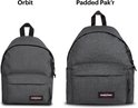 Vergelijking van de Eastpak Orbit en Padded Pak'r rugzakken, beide in donkergrijs denimlook.