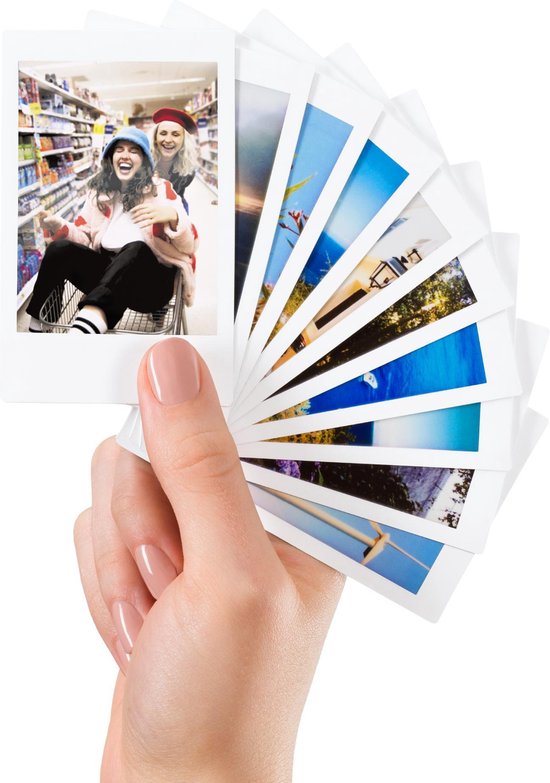 Hand toont een waaier van Instax Mini foto's, waaronder twee vrouwen in een supermarkt.