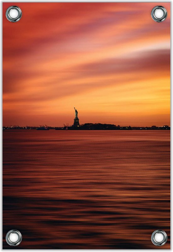 Tuinposter –Zonsondergang met Vrijheidsbeeld aan het Water– 30x40cm Foto op Tuinposter (wanddecoratie voor buiten en binnen)