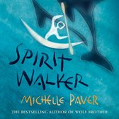 Boekcover 'Spirit Walker' met een kanoër met peddel, omringd door een dolfijn en een haai in blauw water. Titel in donkere letters, auteur 'Michelle Paver' in oranje.