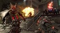 Demon met rode ogen, metalen pantser, tegen een explosie en andere demonen.