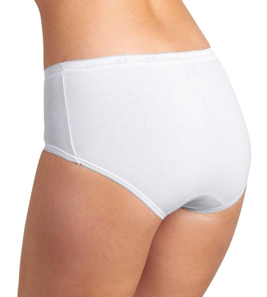 Witte Sloggi midi slip met kanten boord aan de taille en rond de beenopeningen.