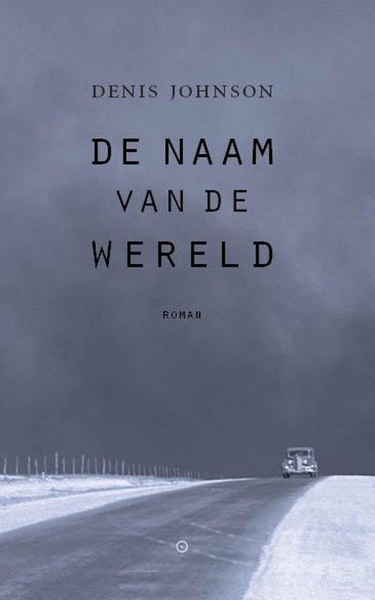 Boekcover: De naam van de wereld door Denis Johnson. Een donkere, dreigende lucht boven een besneeuwde weg met een auto.
