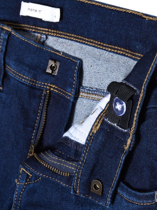 Sluiting van een donkerblauwe jeans van Name It met rits, knopen en een verstelbaar elastiek.