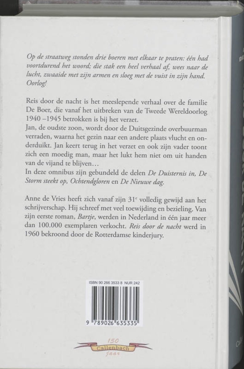 Achterkant van een boek met tekst over 'Reis door de nacht' van Anne de Vries, met ISBN en barcode.