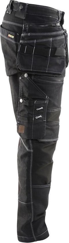 Zwarte werkbroek met veel zakken en witte stiksels, zijkant zichtbaar.