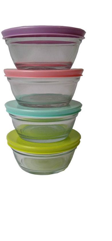 Stapel van vier glazen kommen met kleurrijke deksels: paars, roze, turquoise en limegroen.