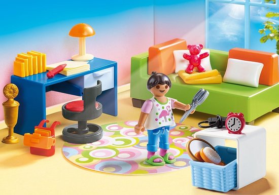 Speelgoedkamer met groen bankje, blauw bureau, kind, roze beer en veel accessoires.