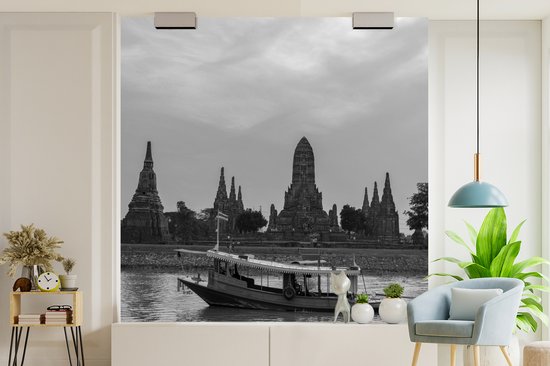 Papier peint Wat Papier peint photo - Remorqueur devant le temple Wat Chaiwatthanaram, Thaïlande - Zwart- Wit largeur 220 cm x hauteur 220 cm - Impression photo sur papier peint vinyl (disponible en 7 formats) - chambre/séjour/bureau
