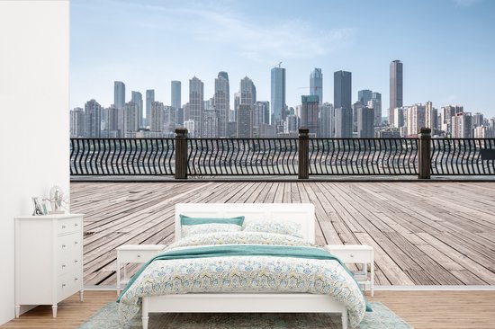 Behang - Fotobehang Houten vlonder met een skyline van Chongqing - Breedte 450 cm x hoogte 300 cm