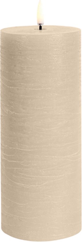 Lichtbruine ledkaars met textuur, 7,8 cm breed en 20 cm hoog.