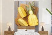 Behang - Fotobehang Ananas - Snijplank - Tafel - Breedte 195 cm x hoogte 300 cm