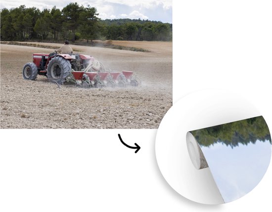 Papier peint photo vinyle - Le fermier laboure son champ avec son tracteur rouge largeur 375 cm x hauteur 280 cm - Tirage photo sur papier peint (disponible en 7 tailles)