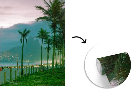 Behang - Fotobehang Berg bij Ipanema-strand tussen de palmen in Rio de Janeiro - Breedte 195 cm x hoogte 260 cm - Nr1Wallpaper
