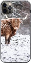 Geschikt voor iPhone 12 Pro Max hoesje - Schotse Hooglander - Boom - Sneeuw - Siliconen Telefoonhoesje