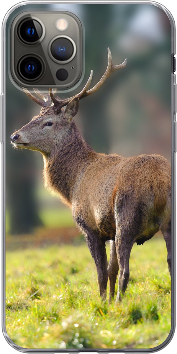 Telefoonhoesje Geschikt voor iPhone 13 Pro hoesje - Edelhert - Weiland - Groen - Siliconen Telefoonhoesje Telefoonhoesje