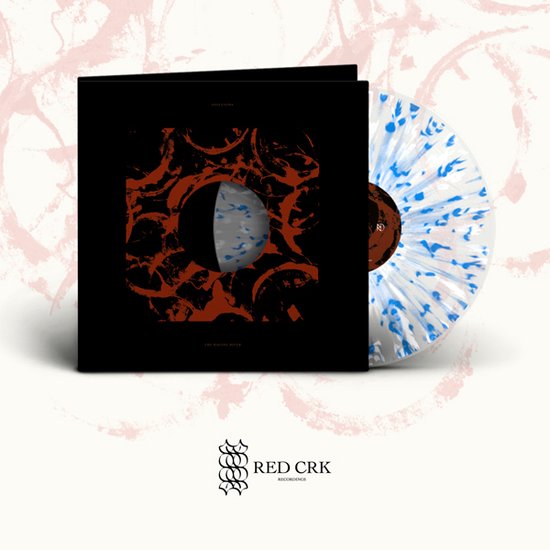 Zwarte albumhoes met een abstract rood patroon en een halve maan. Naast de hoes ligt een vinylplaat met witte, blauwe en zwarte spetters.