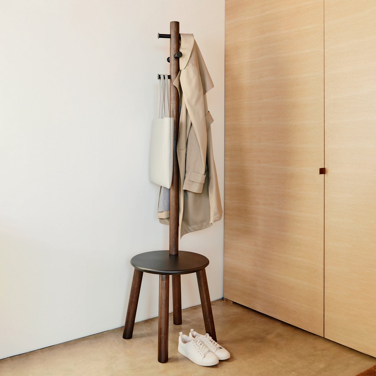 Umbra Pillar handdoekrek 50x50x165cm Rubberhout Zwart/walnoot