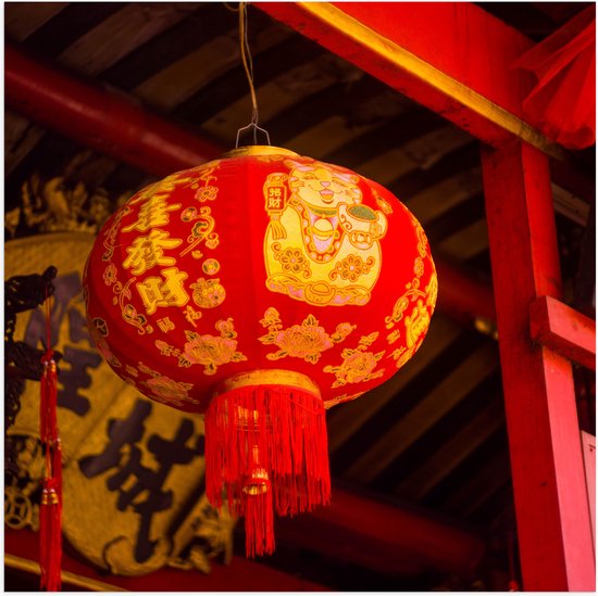Poster Glanzend – Rood/Gele Chinese Lampion hangend - 100x100 cm Foto op Posterpapier met Glanzende Afwerking