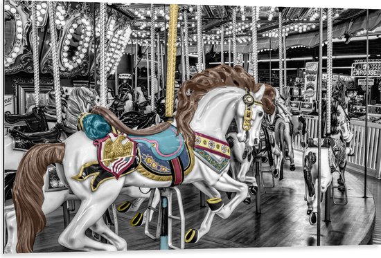 Dibond - Sierlijk Paard in Carrousel - 105x70 cm Foto op Aluminium (Met Ophangsysteem)