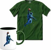Astronaut Met Basketbal | Ruimte - Astronaut - Basketbal - T-Shirt met mok - Unisex - Bottle Groen - Maat L