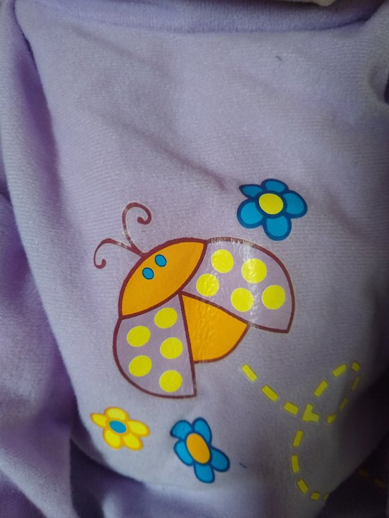 Paarse trui met lieveheersbeestje en bloemenprint, detail.
