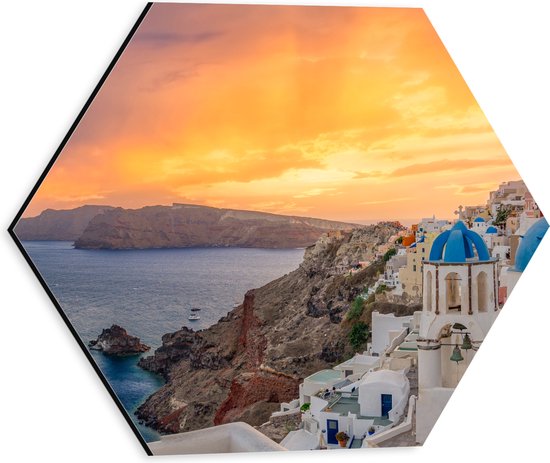 Dibond Hexagon - Zonsondergang op het Griekse eiland Santorini - 30x26.1 cm Foto op Hexagon (Met Ophangsysteem)