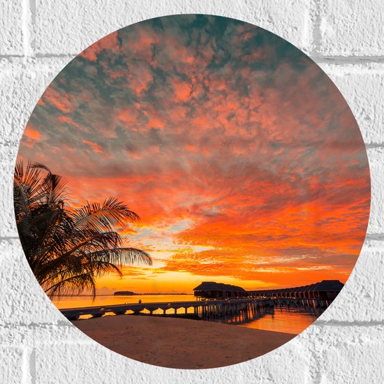 Muursticker Cirkel - Zonsondergang op het Strand met Palmbomen en Paalwoningen - 30x30 cm Foto op Muursticker