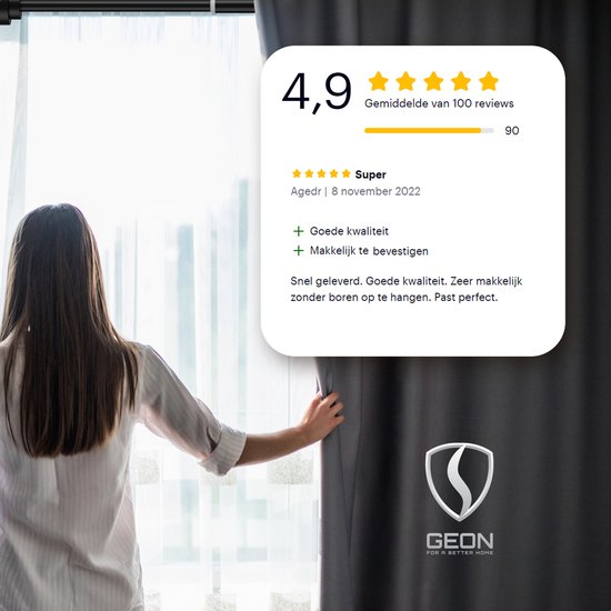 Een vrouw trekt een grijs gordijn open. Een review toont 4.9 sterren en positieve feedback over de GEON gordijnroede.