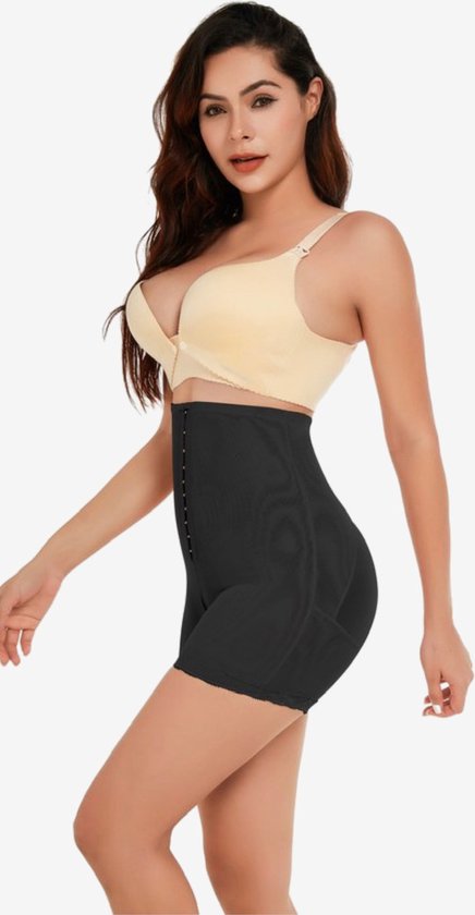 Vrouw met zwarte corrigerende short met hoge taille die de buik en billen vormt.