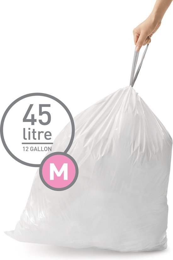 Een hand houdt een witte simplehuman M afvalzak van 45 liter aan de trekband omhoog.
