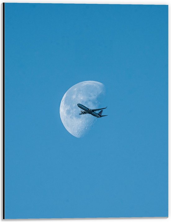 WallClassics - Dibond - Vliegtuig voor Wazige Maan Overdags - 30x40 cm Foto op Aluminium (Wanddecoratie van metaal)