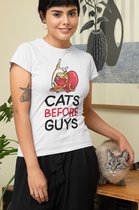 Shirt - Cats before guys - Wurban Wear | Grappig shirt | Katten | Unisex tshirt | Liefde | Dieren | Wit