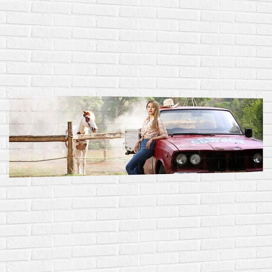 Muursticker - Cowgirl Leunend op Rode Auto bij Paard - 150x50 cm Foto op Muursticker