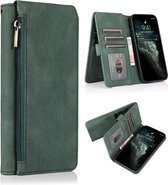 Casemania Hoesje Geschikt voor Apple iPhone SE (2022) / SE (2020) / 8 / 7 Groen - Luxe Portemonnee Book Case met Rits & Extra Vakken