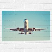 WallClassics - Muursticker - Vooraanzicht van Vliegtuig in de Lucht - 60x40 cm Foto op Muursticker