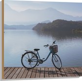 Hout - Fiets Geparkeerd op Vlonder aan het Water in Berglandschap - 80x80 cm - 9 mm dik - Foto op Hout (Met Ophangsysteem)