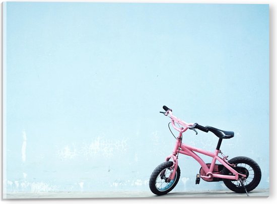 WallClassics - Acrylglas - Roze Kinderfietsje tegen Blauwe Muur - 40x30 cm Foto op Acrylglas (Wanddecoratie op Acrylaat)