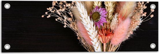 Tuinposter – Boeket van Verschillende Droogbloemen tegen Zwarte Houten Achtergrond - 60x20 cm Foto op Tuinposter (wanddecoratie voor buiten en binnen)