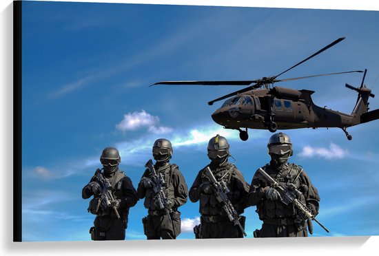 WallClassics - Canvas - Vier Soldaten met Geweren onder Legerhelikopter - 90x60 cm Foto op Canvas Schilderij (Wanddecoratie op Canvas)