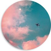 WallClassics - PVC Schuimplaat Muurcirkel - Vliegtuig vliegend tussen Roze Wolken met Zon - 80x80 cm Foto op Muurcirkel (met ophangsysteem)