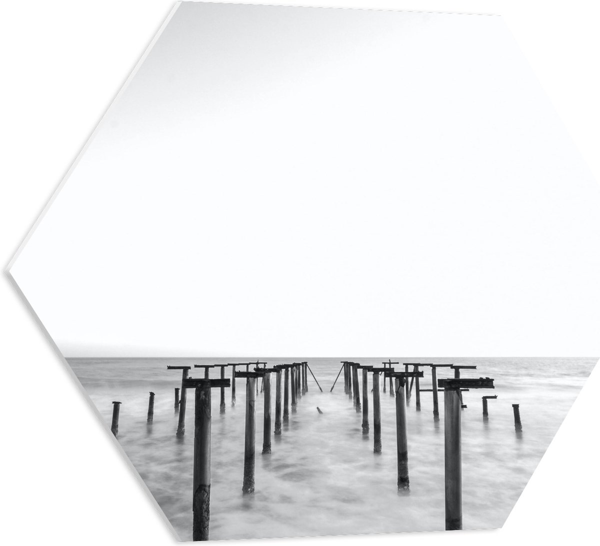 PVC Schuimplaat Hexagon - Rij Palen in de Zee - 60x52.2 cm Foto op Hexagon (Met Ophangsyst