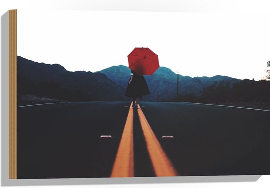 WallClassics - Hout - Vrouw met Rode Paraplu op de Weg - 60x40 cm - 9 mm dik - Foto op Hout (Met Ophangsysteem)