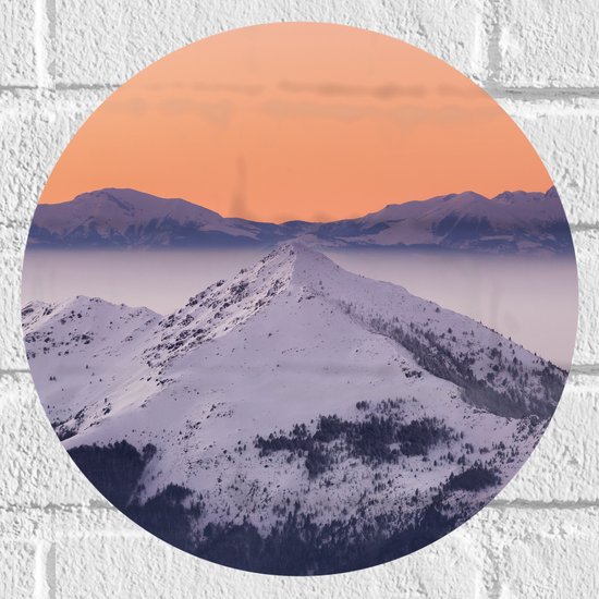 WallClassics - Muursticker Cirkel - Piek van een Berg met Sneeuw - 30x30 cm Foto op Muursticker