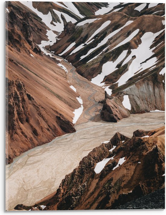 WallClassics - Acrylglas - Bruine Bergen met Hoopjes Sneeuw - 30x40 cm Foto op Acrylglas (Met Ophangsysteem)