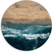 WallClassics - Dibond Muurcirkel - Golvende Zee en Strand van Boven - 80x80 cm Foto op Aluminium Muurcirkel (met ophangsysteem)