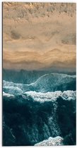 WallClassics - Dibond - Golvende Zee en Strand van Boven - 50x100 cm Foto op Aluminium (Met Ophangsysteem)
