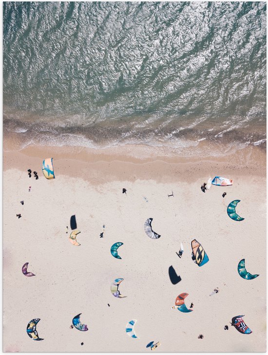 WallClassics - Poster Glanzend – Windsurfers op het Strand - 30x40 cm Foto op Posterpapier met Glanzende Afwerking