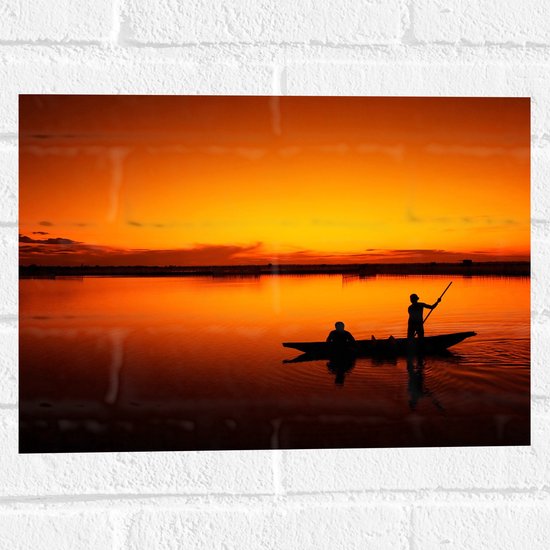 WallClassics - Muursticker - Bootje met Vissers op het Water bij Zonsondergang - 40x30 cm Foto op Muursticker