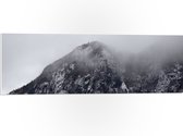 PVC Schuimplaat- Hoge Berg met Bomen tussen de Mist - 90x30 cm Foto op PVC Schuimplaat